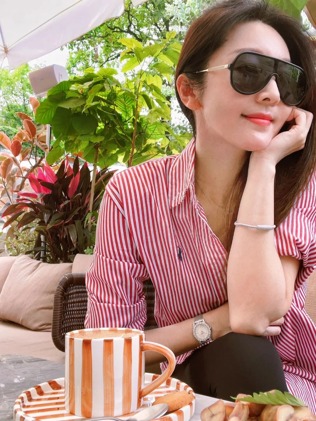 P260 💰 "Top quality" Style number: 8082# [Ralph Lauren classic basic new old money style striped shirt long sleeves] ✅Ralph Lauren Ralph Lauren colorful style old money style cotton poplin striped casual shirt long sleeves ✅Top ceiling quality ZP original development You can compare with the real thing at will ✅100% restored workmanship The entire garment is covered with seams and clean edges Curved triangular bifurcation ✅100% cotton poplin cotton Smooth to the touch Pre-car wash treatment The yarn is tighter ✅Customized dyed original pearlescent white bottom buttons, large and small zoning, vertical phoenix eyelets ✅Special shaped chiffon foil inside the collar door tube, not easy to deform and pull ✅Refreshing colorful striped shirt, salty or sweet, daily travel, extremely high production rate, customized style ✅The upper body looks much better than the real thing, can be worn alone or worn in all seasons, highly recommended for goddesses, size: S-XL, color: red, blue, green